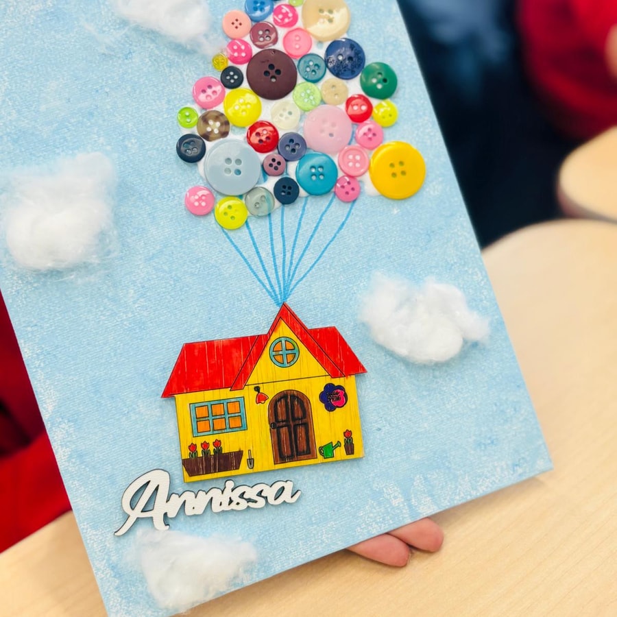 Mâini de copil, markere colorate, creioane și desene pe masă.