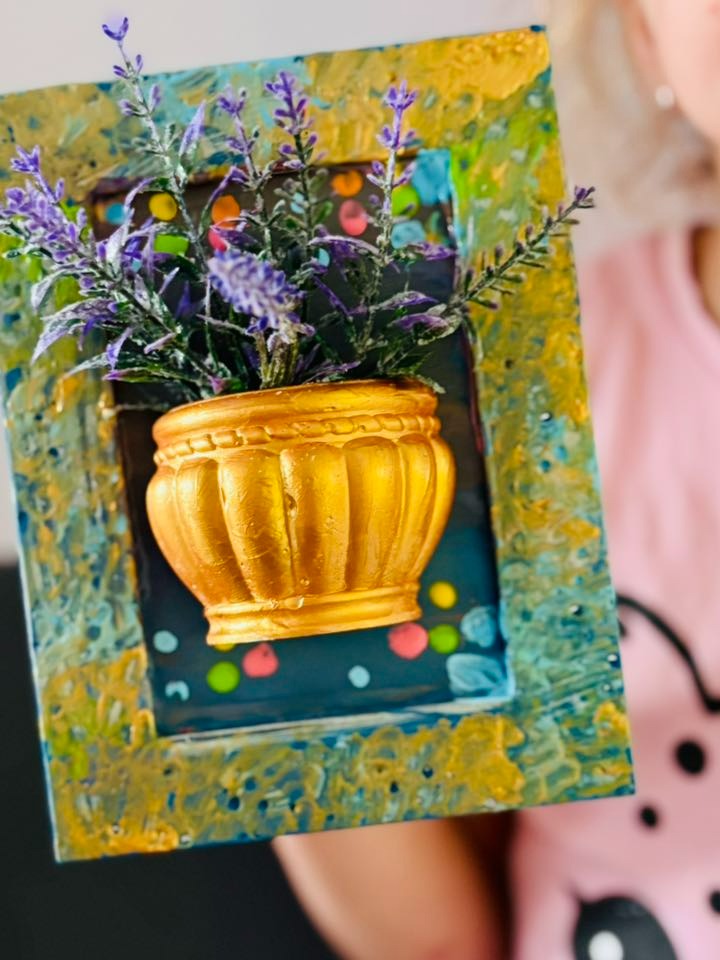 Copil care se joacă într-o cameră luminoasă, cu decorații și jucării creative.