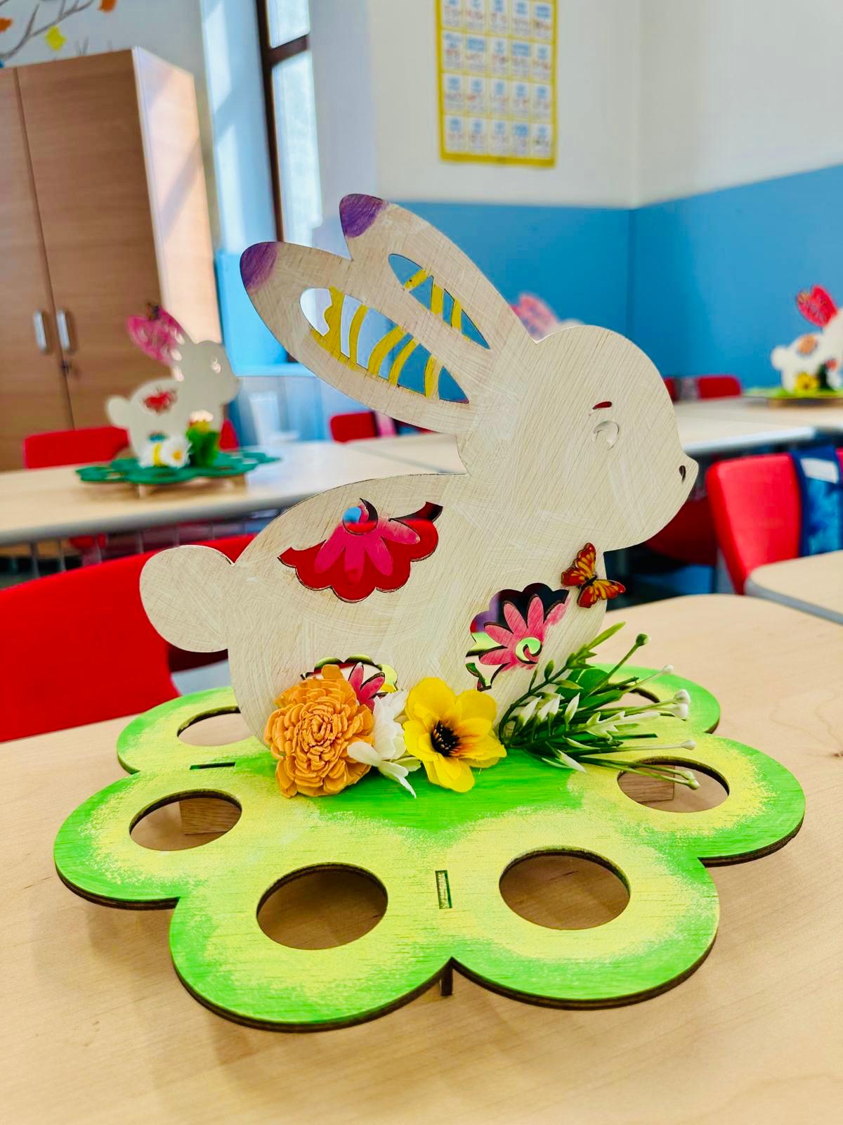 Copil mic aplecat spre o vitrină colorată, curios și implicat.